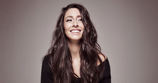Oona Chaplin หลานสาวของCharlie Chaplin ราชาภาพยนตร์ตลกเงียบ