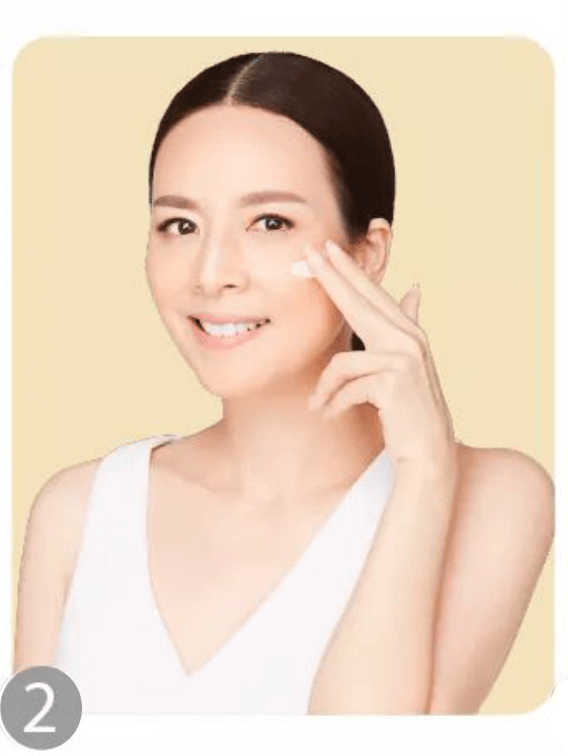 นำครีมแต้มบนใบหน้า เกลี่ยนและนวดให้ทั่วใบหน้า