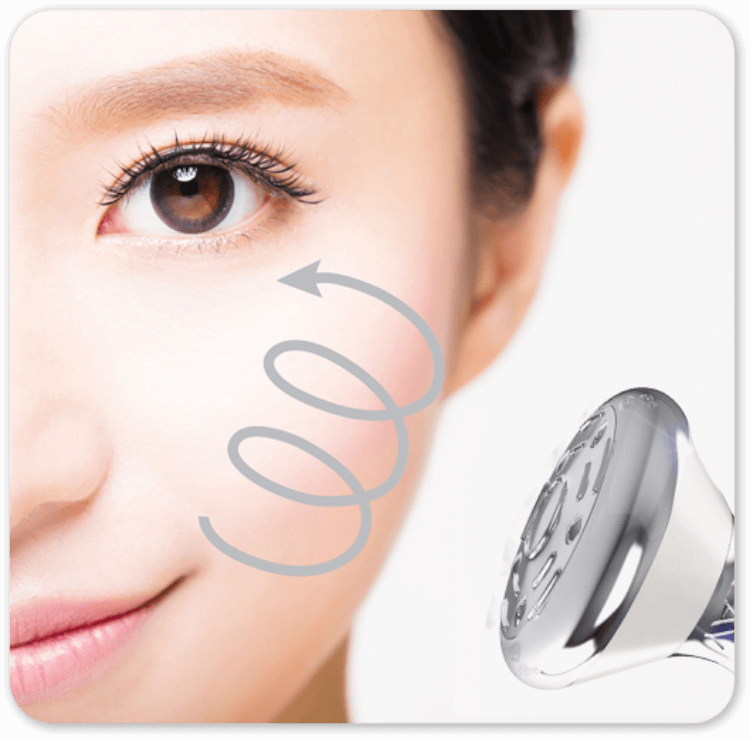 ใช้แมกเนติกอินฟิวเซอร์ หรือแม่เหล็กนวดหน้าเฟิร์ม ค่อยๆนวดลงบนผิวหน้า