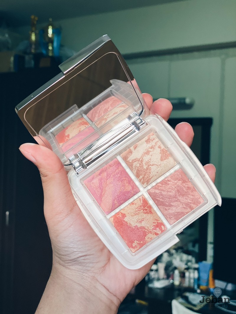 ไม่ได้ใช้ . . . แต่ก็ซื้อ HOURGLASS AMBIENT LIGHTING BLUSH QUAD GHOST