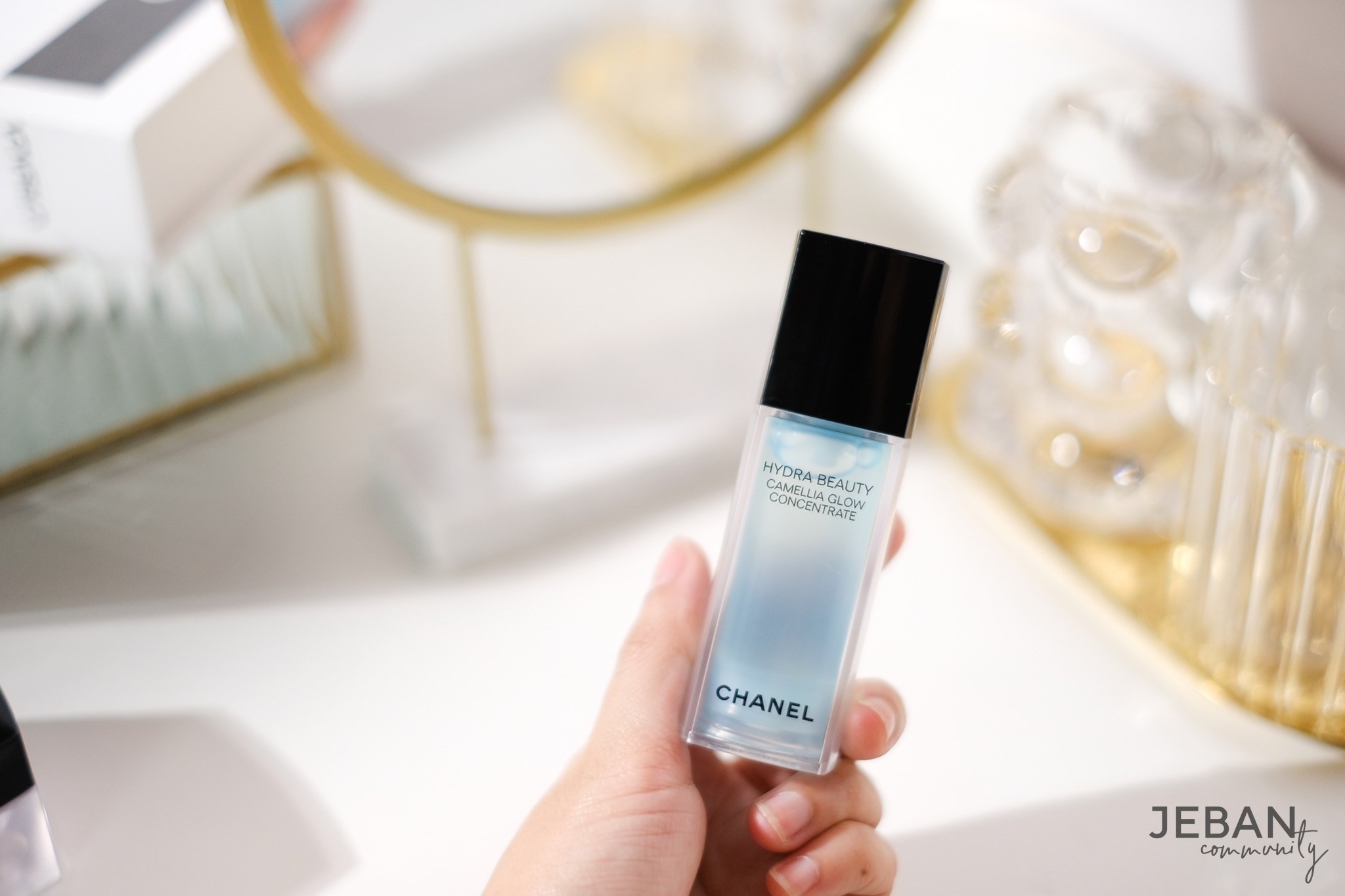ความเรียบง่ายที่ไม่ธรรมดา! เติมน้ำให้ผิวชุ่มชื้นด้วย HYDRA BEAUTY ที่มีส่วนผสมพรีเมี่ยมของ CHANEL Skincare ความเรียบง่ายที่ไม่ธรรมดา! เติมน้ำให้ผิวชุ่มชื้นด้วย HYDRA BEAUTY ที่มีส่วนผสมพรีเมี่ยมของ CHANEL Skincare