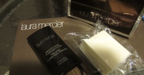 REVIEW : Laura Mercier Smooth Finish Flawless Fluide
