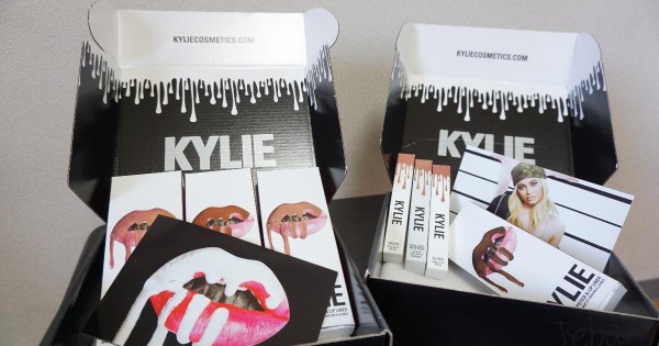 [REVIEW] Kylie Lip Kit> Matte + Metal + Gloss !!