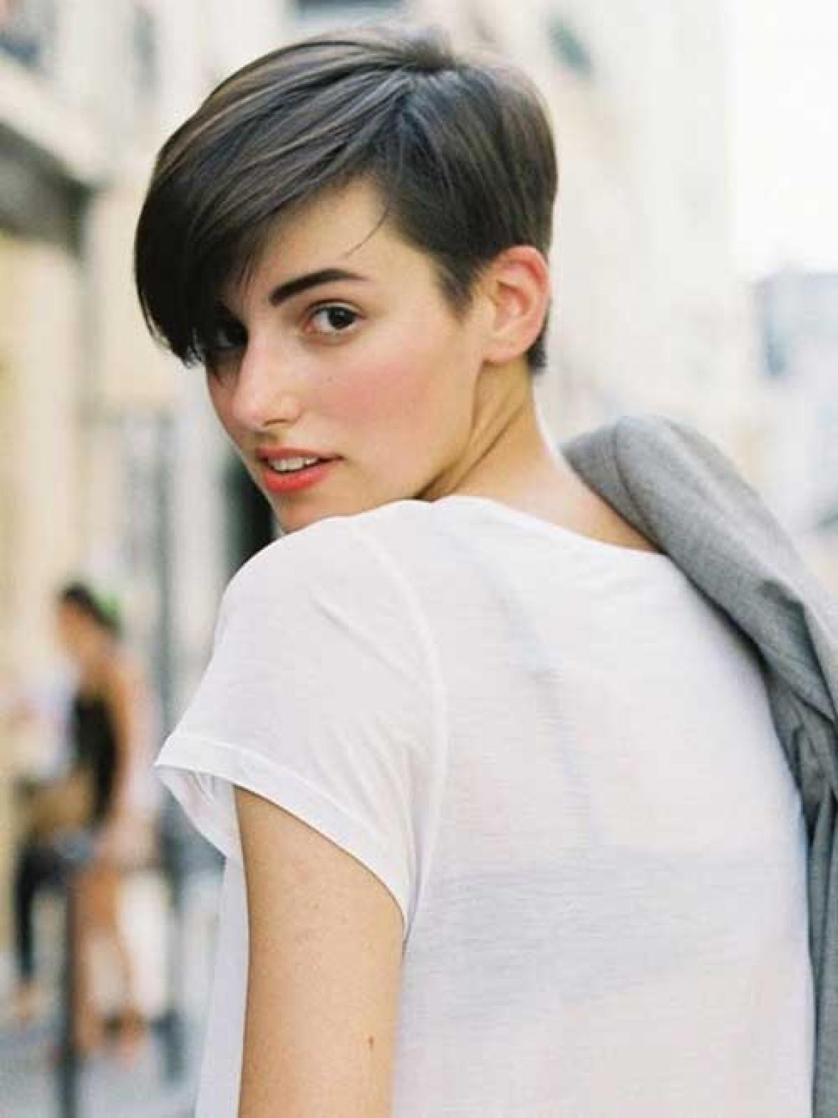 Short hair cuts. Пикси 2020 томбои. Удлиненное Пикси Томбой. Стрижка Пикси Гаврош.